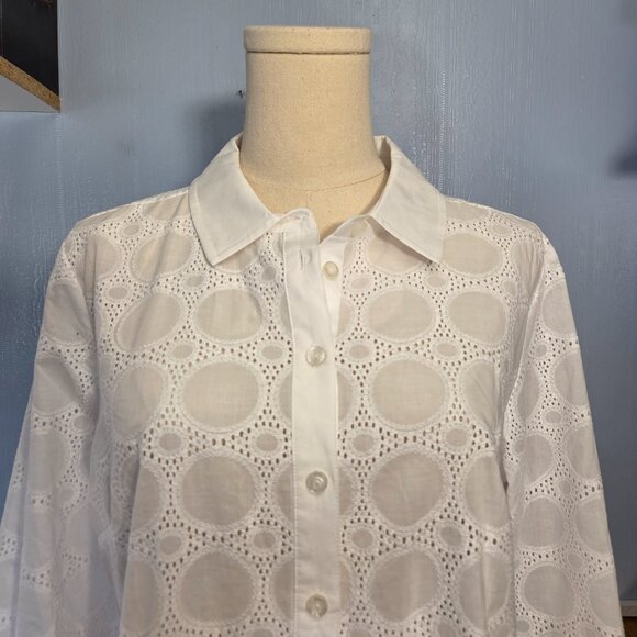 Isaac Mizrahi Size 8 White Scalloped 3/4 Semi Sheer Button Up Eyelet Blouse - Picture 2 of 12